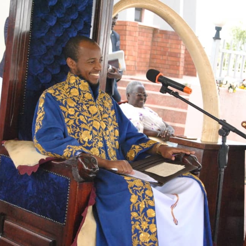 في ذكرى تتويجه.. من هو أويو نيمبا أصغر ملك في العالم؟