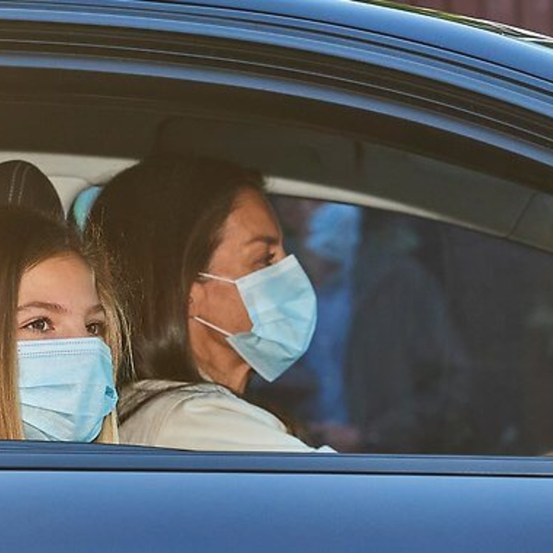 الملكة ليتيزيا رافقت ابنتيها إلى المدرسة