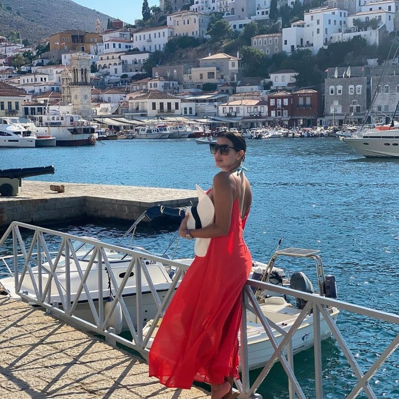 صور احدث اطلالات ياسمين صبري بالفساتين الحمراء العصرية على الشاطئ