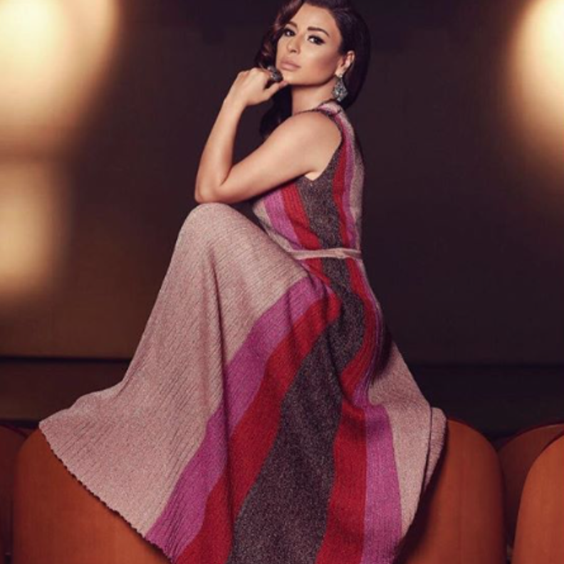  نقشة الخطوط العريضة بألوان متناغمة وأنيقة باطلالة راقية بفستان السهرة بالقصة البسيطة