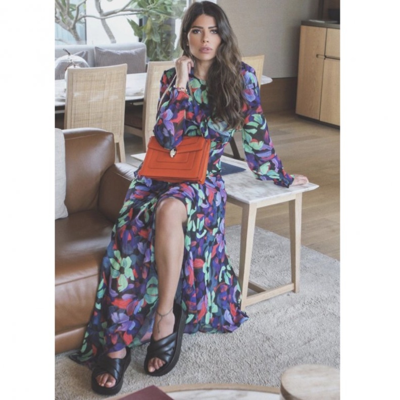 فساتين صيفية واسعة بنقشة الكارو اختارته العود بدر