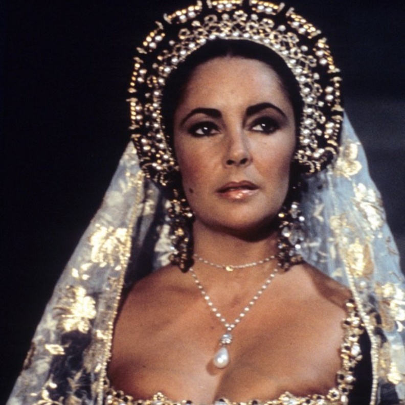 مجوهرات اليزابيث تايلور في فيلم Anne Of The Thousand Days