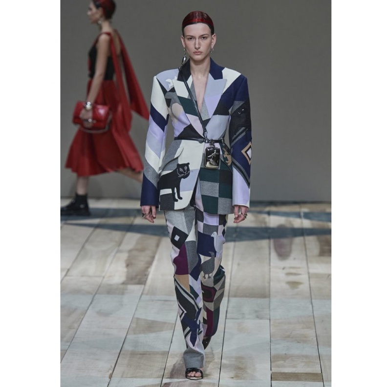  احدث موديلات بدلات رسمية نسائية من Alexander McQueen