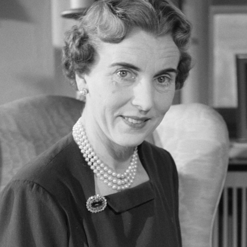 على من يطلق لقب الملكة الأم؟