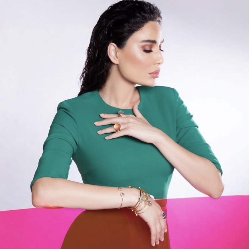 اعتمدت سيرين عبد النور الشعر والمكياج والمجوهرات العصرية في أجدد إطلالاتها