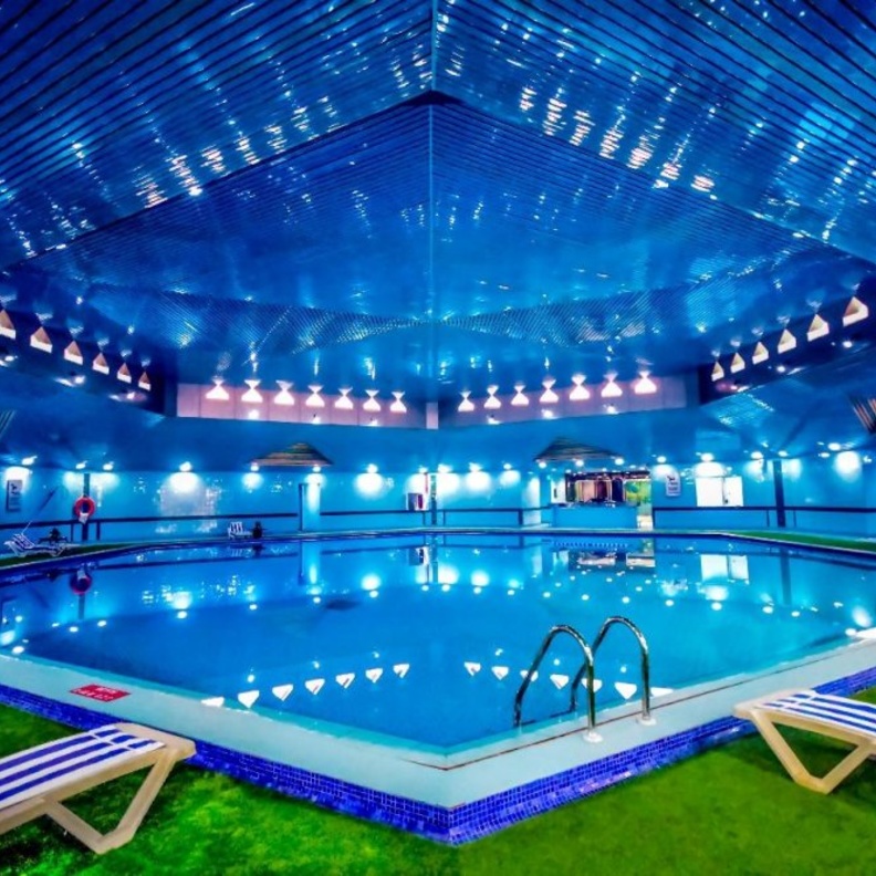 حوض السباحه الداخلي في فندق انتركونتيننتال الطائف