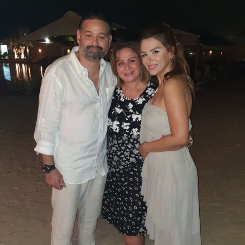 امير شاهين وشقيقته وخطيبته