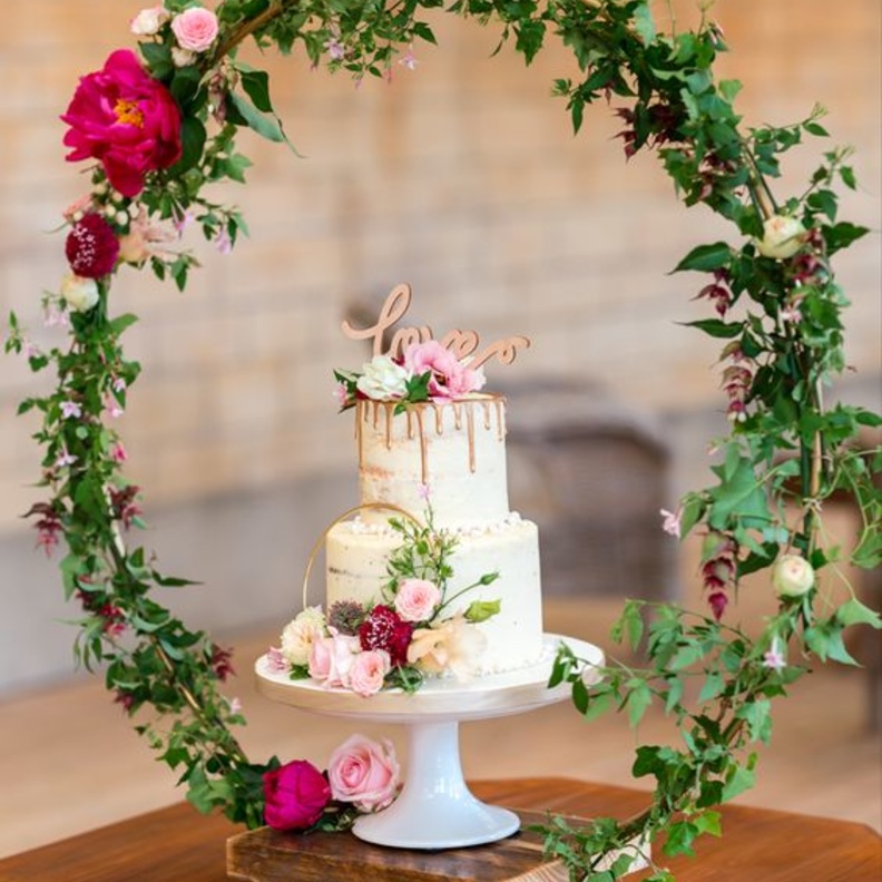 الورود اجمل انواع الازهار لتزيين طاولة كعكة الزفاف