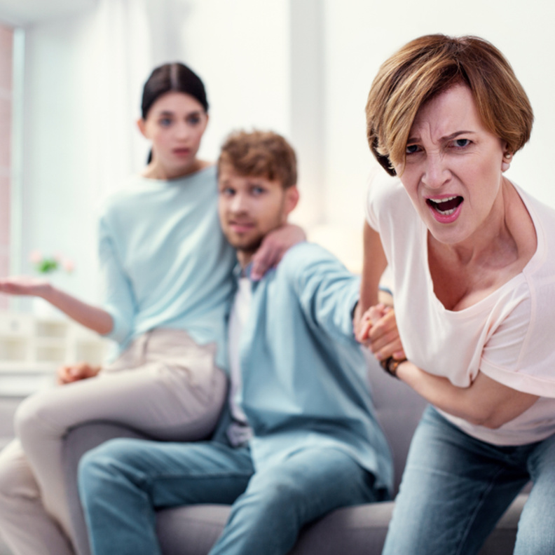 كيف تتعاملين مع حماتك المزعجة