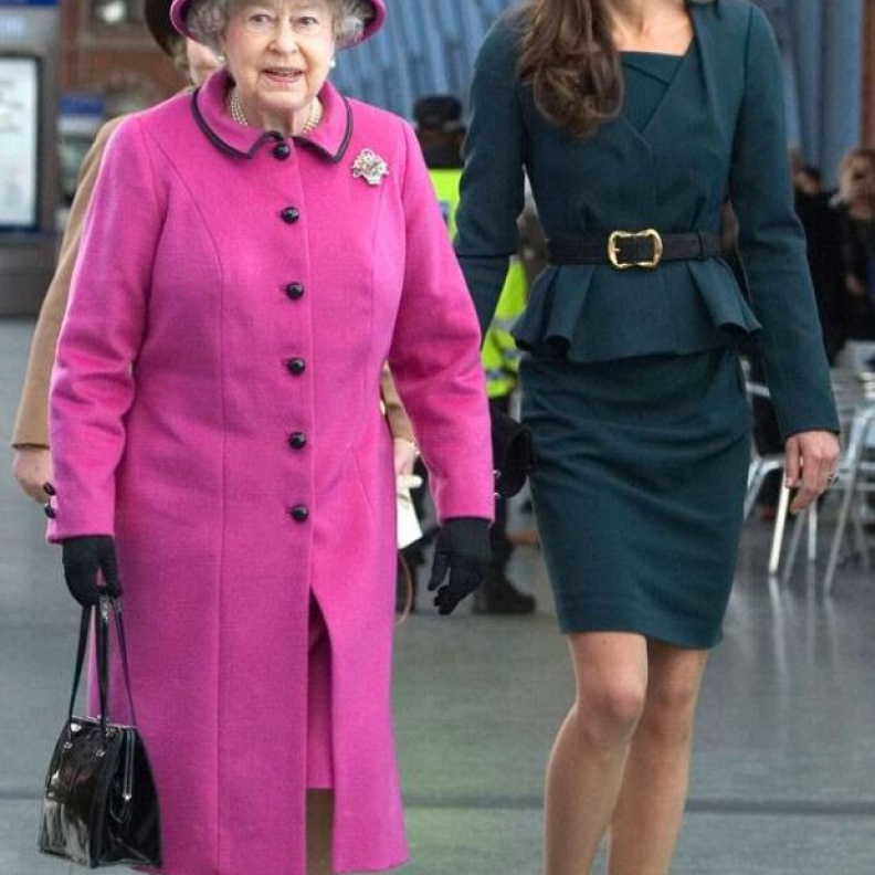 الملكة إليزابيث الثانية توجه رسالة لدعم معرض كيت ميدلتون للتصوير