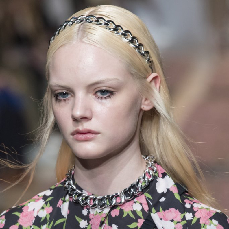 أبرز صيحات تسريحات الشعر مع الباند الفضي بالسلاسل من دار Rokh