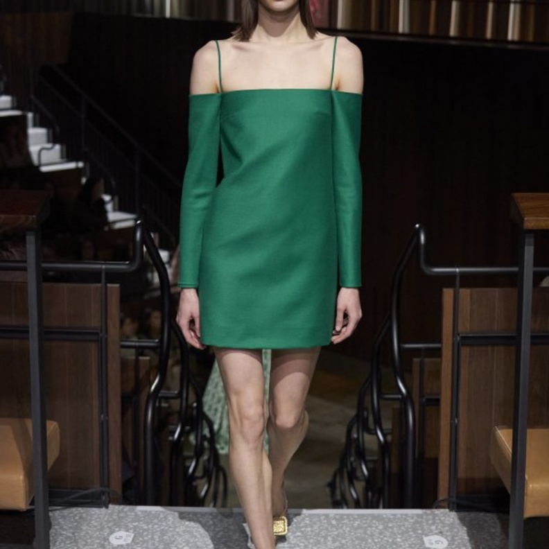 موديلات فساتين خضراء عصرية لسهرات خريف 2020 من Emilia Wickstead