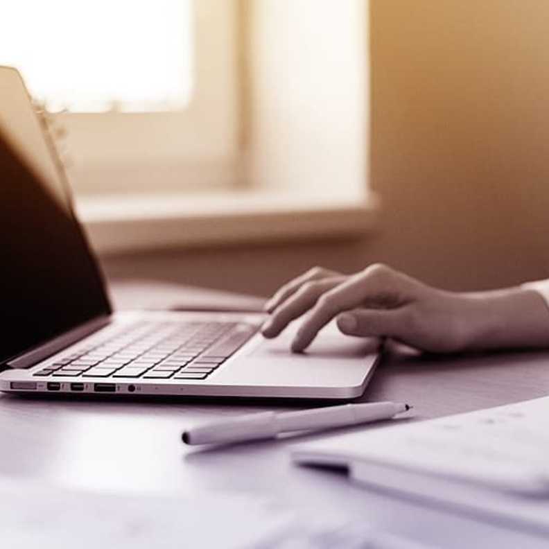 ارتفاع الكرسي والطاولة يجب أن يكون مناسب وقابل للتعديل