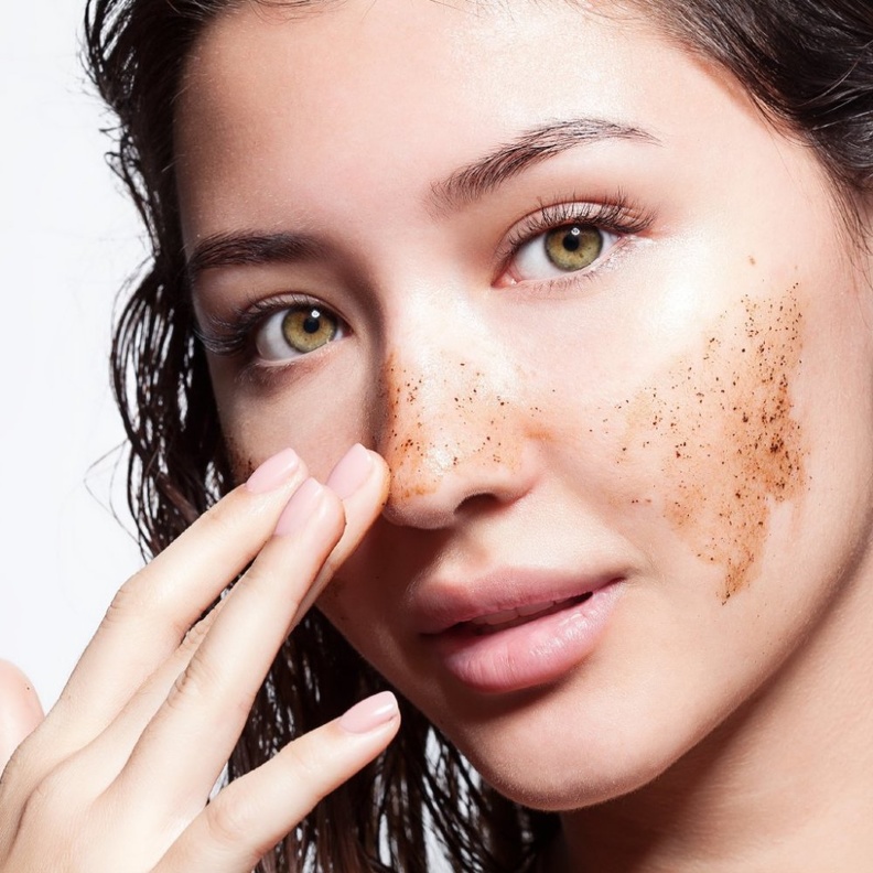 مقشر السكر والكاكاو وزيت الجوز الهند يعد من الخلطات الطبيعية الأكثر فعالية لبشرتك