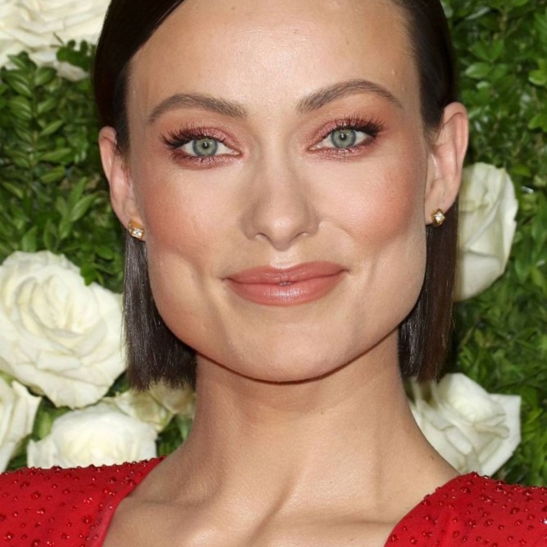 مكياج وردي ناعم يناسب العيون الملونة من وحي Olivia Wilde