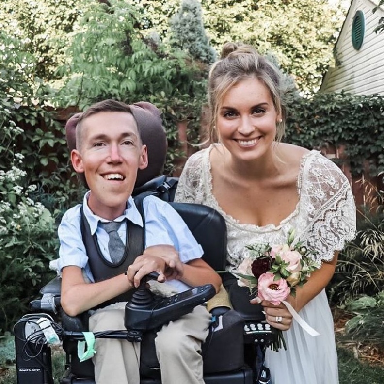 حفل زفاف عريس من ذوي الاحتياجات الخاصة