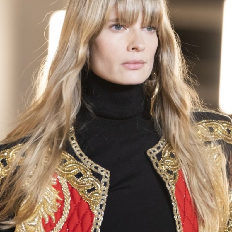 صبغات شعر أشقر عسلي تناسب الشعر الطويل في خريف 2020 من Balmain