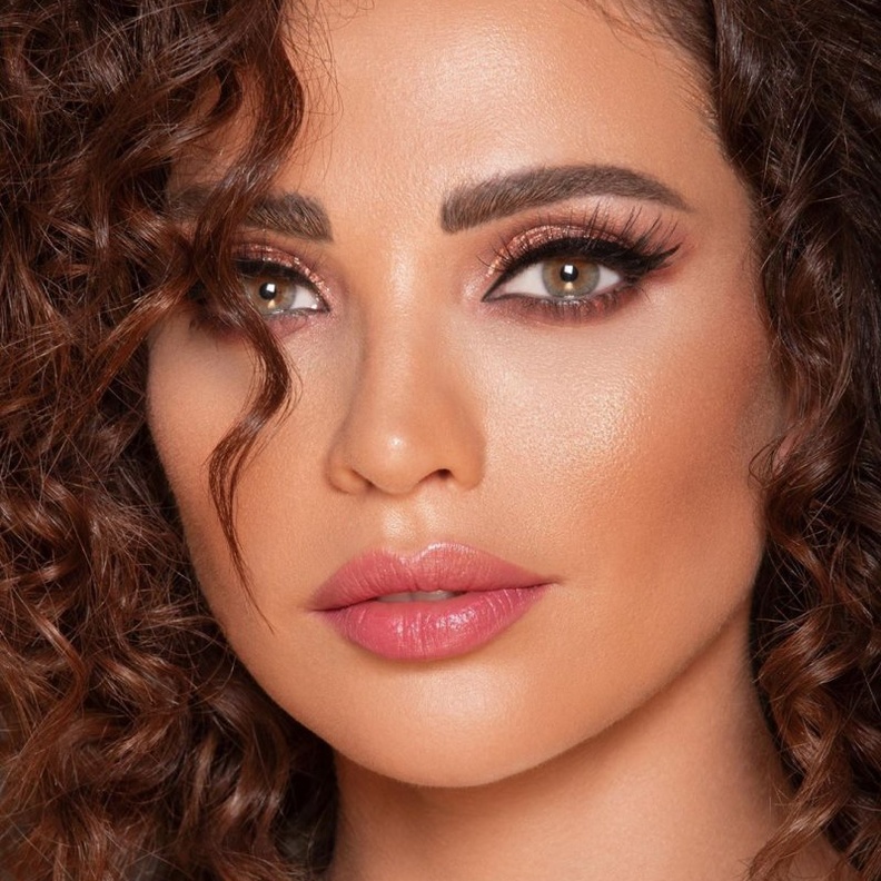 طريقة تطبيق مكياج وردي بأسلوب داليدا خليل