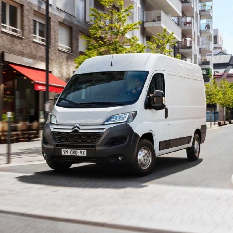 إطلاق سيارات Ami الكهربائية الصغيرة