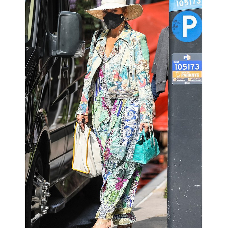  اطلالات جينيفر لوبيز الصيفية بموضة الفستان المزخرف