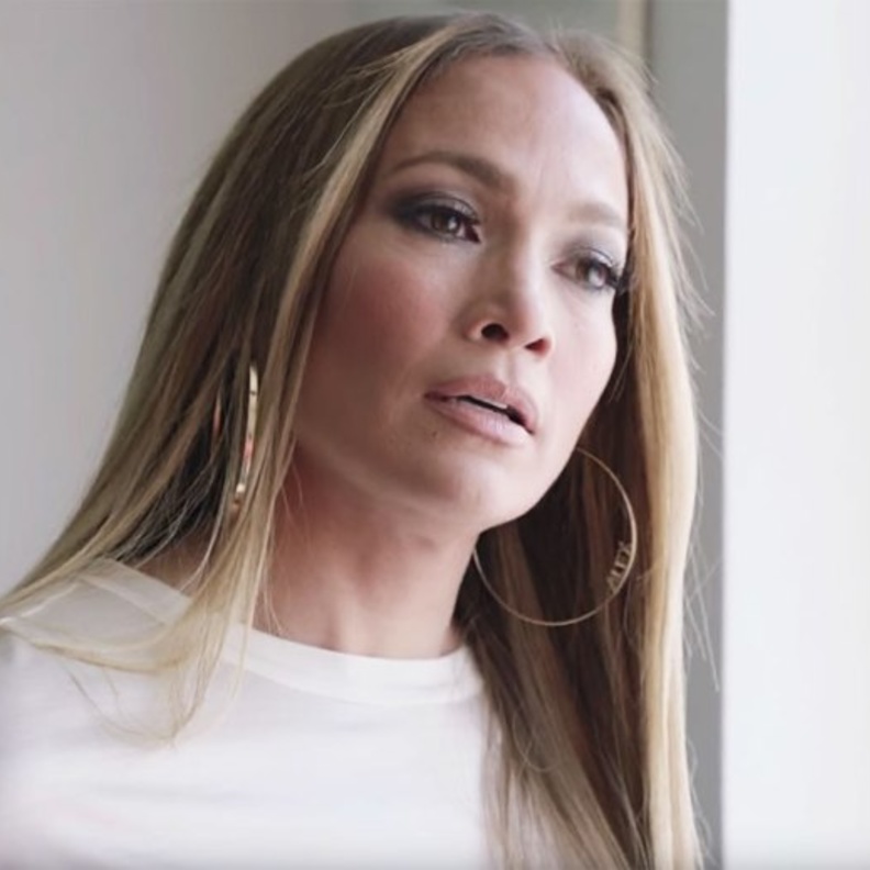  جينيفر لوبيز بأقراط ذهب شخصية