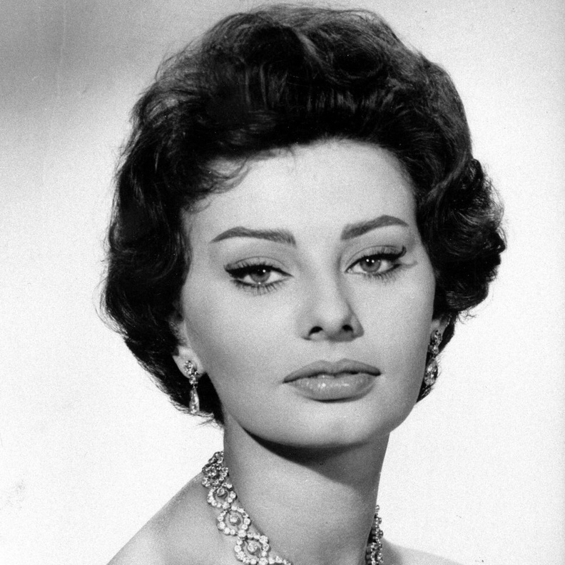 اطلالات Sophia Loren الجمالية  صاحبة  الـ 86 عام