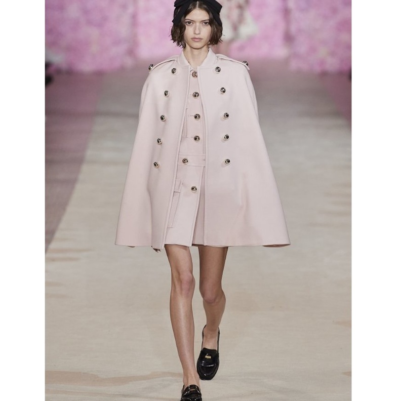 موديلات الكاب الواسعة احدث صيحات موضة خريف 2020 من Giambattista Valli.