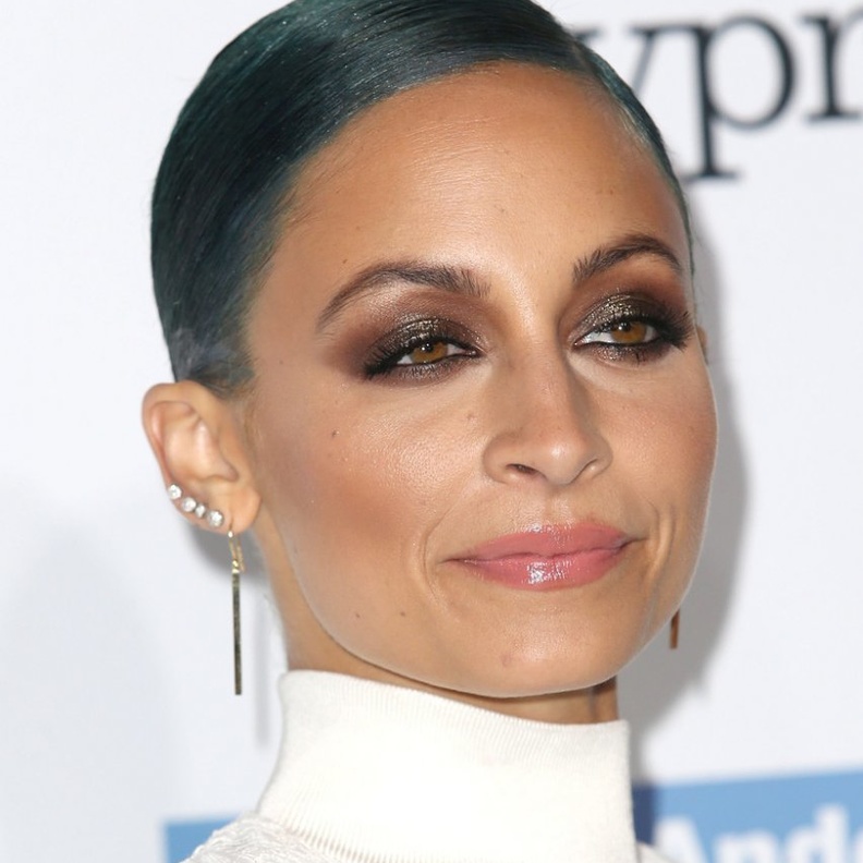 إطلالة نيكول ريتشي بالمكياج السموكي التراب