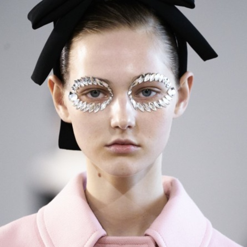 اكسسوارات المكياج بأسلوب Giambattista Valli من احدث صيحات المكياج