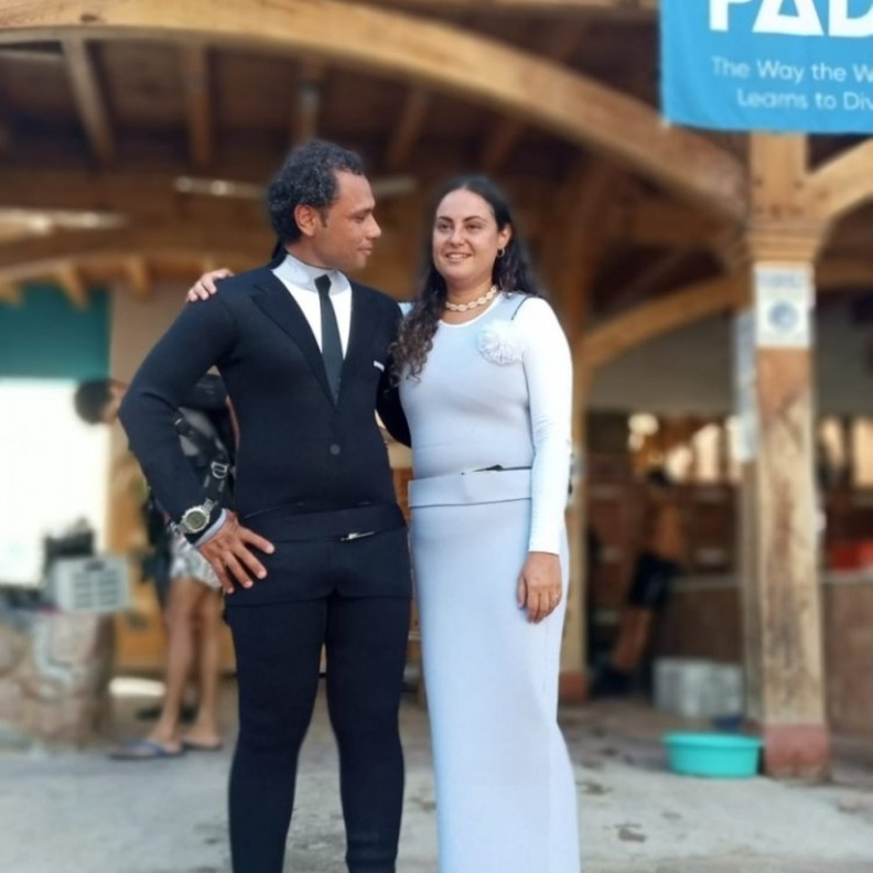  تم تصميم بدلات غوص على شكل بدلى سوداء و فستان ابيض لتتلائم مع اجواء حفل الخطوبة