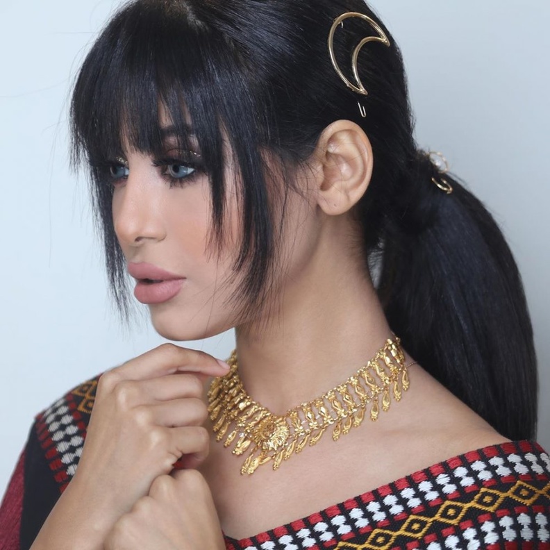  تسريحات شعر مرفوعة ناعمة مع ذيل الحصان مستوحاة من اطلالات شيلاء سبت