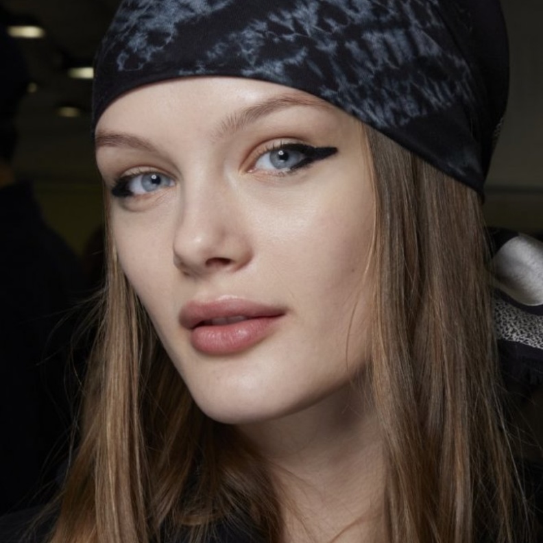 طريقة وضع الآيلاينر للمبتدئين من وحي عروض الازياء العالمية لخريف 2020