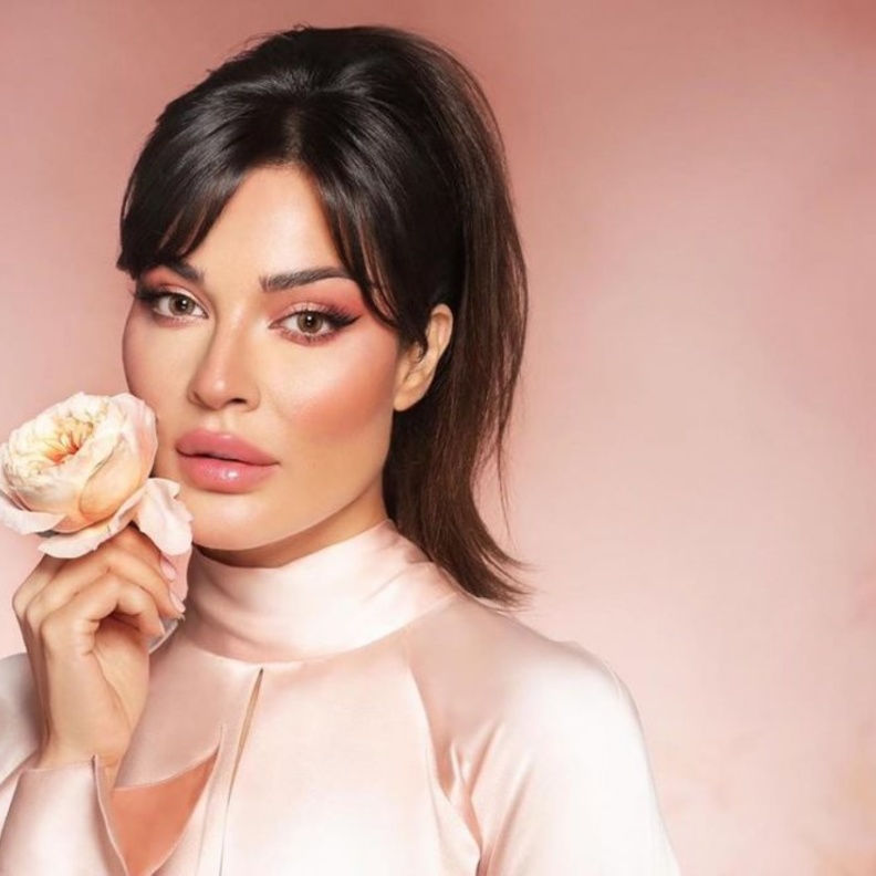 طريقة عمل مكياج زهري ناعم على طريقة النجمات العربيات