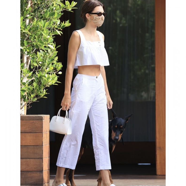 تنسيق اطلالات كاجوال صيفية باللون الأبيض اختارته كاندل جانير