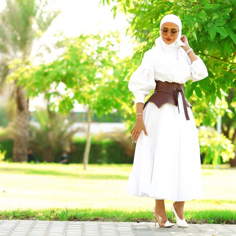 تنسيق الفستان الميدي باللون الابيض من وحي اطلالات مدونة الموضة مرمر