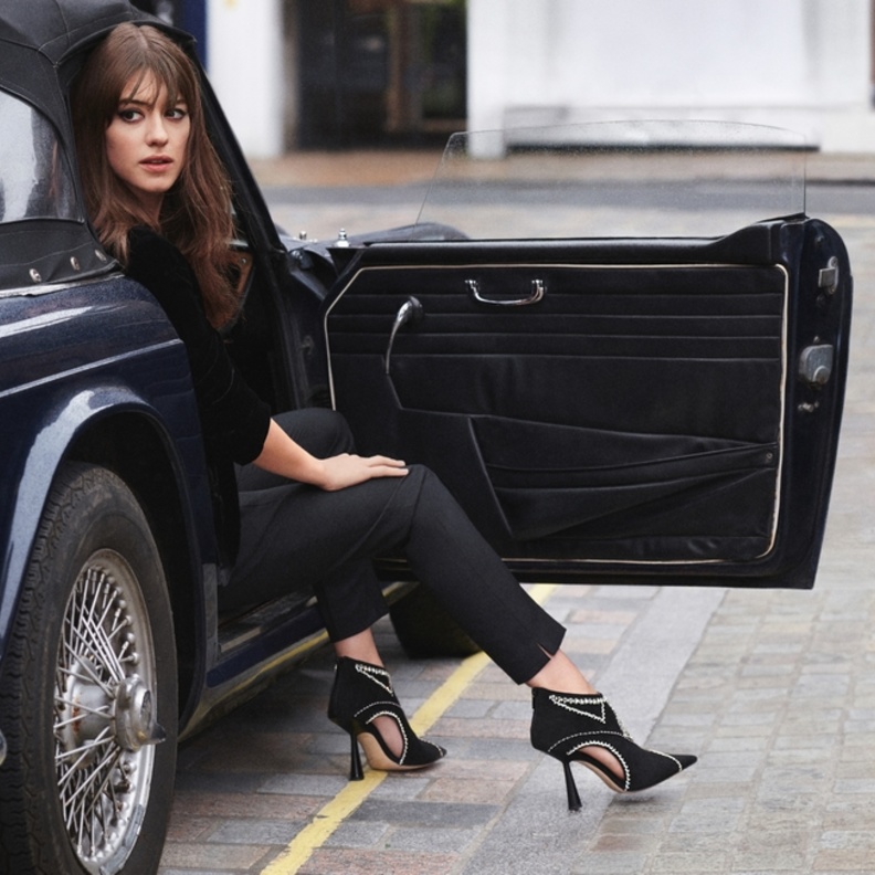 JIMMY CHOO تطلق حملتها التسويقية مع ديزي إدغر جونز