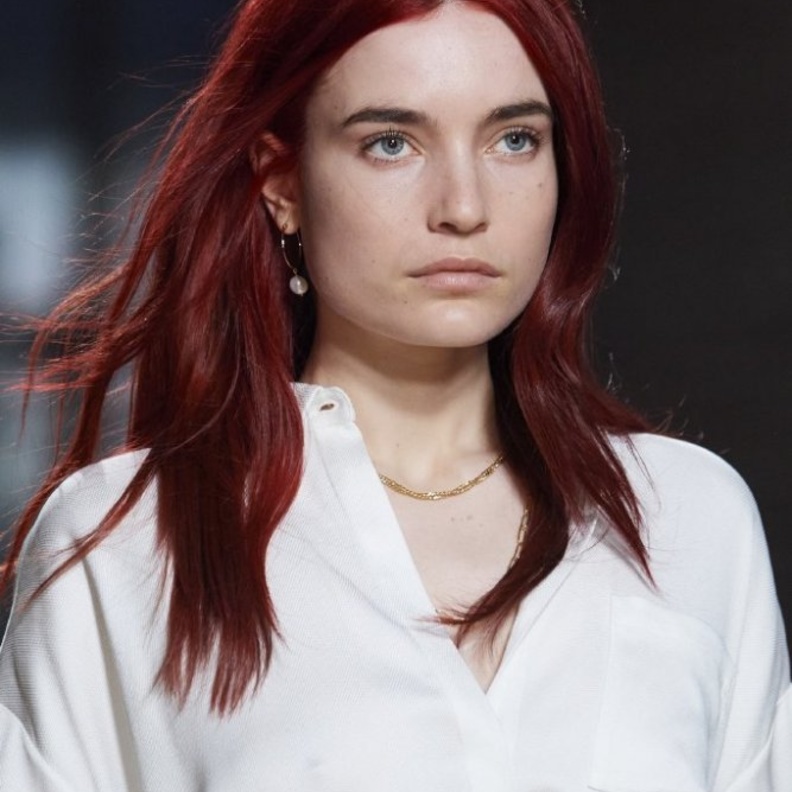 ألوان صبغات شعر جريئة باللون الاحمر من دار Hellessy