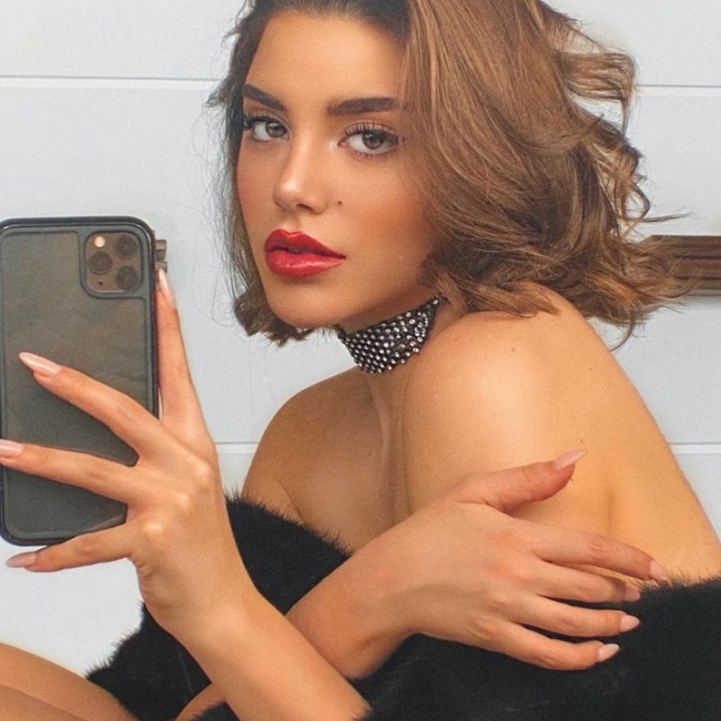  اعتمدي المكياج الترابي مع أحمر الشفاه باللون الأحمر لإطلالة جذابة