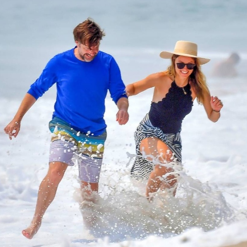 أوليفيا وايلد و خطيبها على الشاطئ