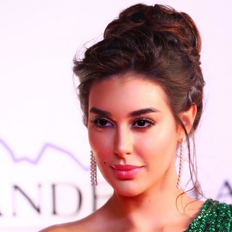 تسريحات شعر راقية لصاحبات البشرة السمراء من وحي اطلالات ياسمين صبري