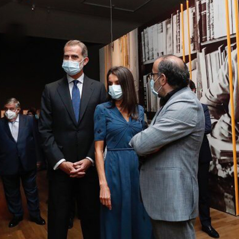 ملك وملكة إسبانيا في افتتاح معرض ميغيل ديليبيس