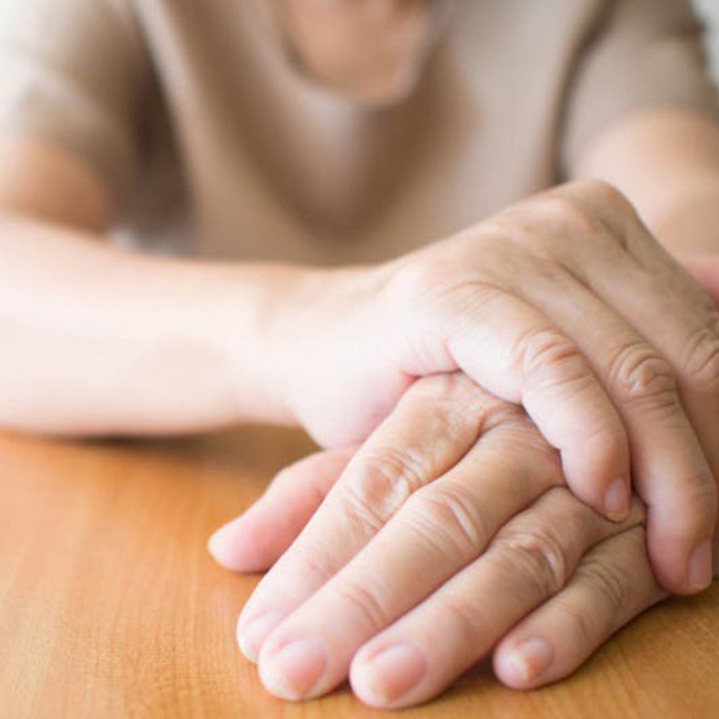 اعراض واسباب مرض باركنسون وطرق علاجه