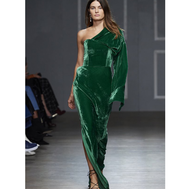  فساتين سهرة بالكتف الواحد خضراء عصرية ومخملية خريف 2020 من دار Hellessy