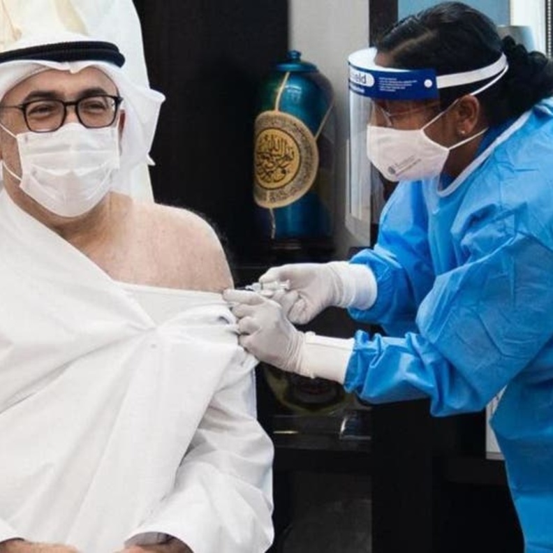 الوزير يتلقى الجرعة الأولى من لقاح كوفيد-19