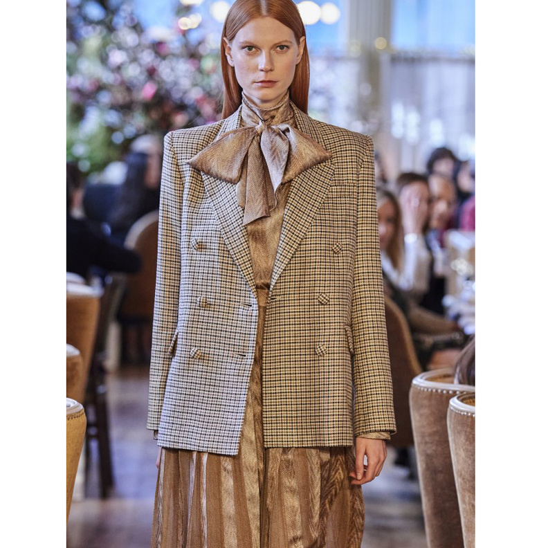 تنسيق البليزر الواسع مع الفستان