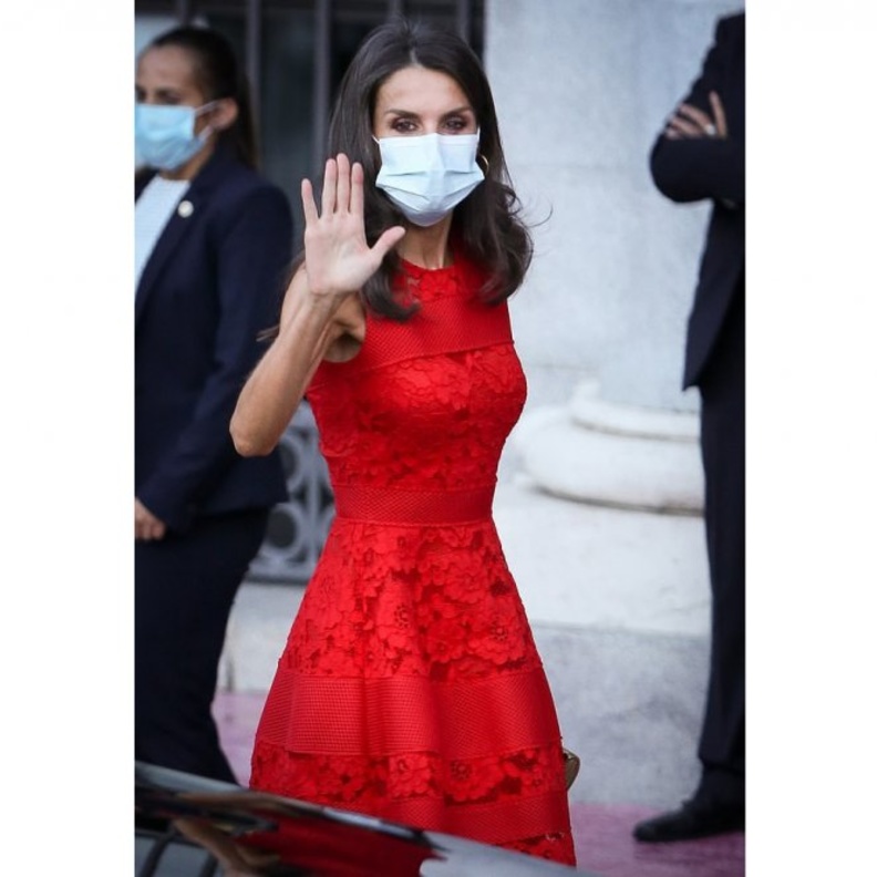  اطلالة الملكة ليتيزيا ملكة إسبانيا باللون الاحمر الداكن بكثير من الاناقة