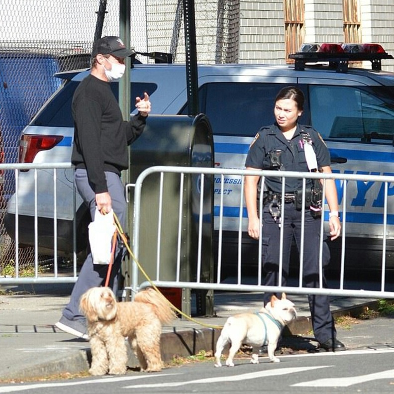 هبة جاكمان في محادثة مع رجال الشرطة 