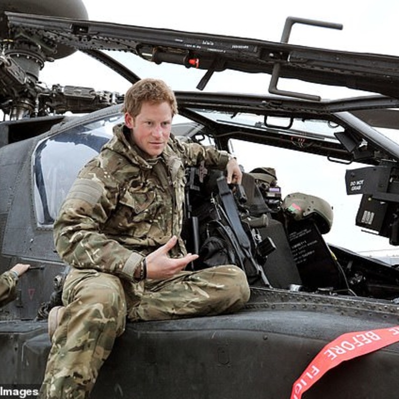  الأمير هاري ينضم إلى نادي طياري الهليكوبتر في كاليفورنيا