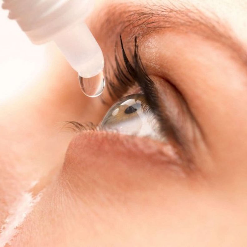 الخطوات الفعالة لوضع قطرات العيون بدون أضرار صحية