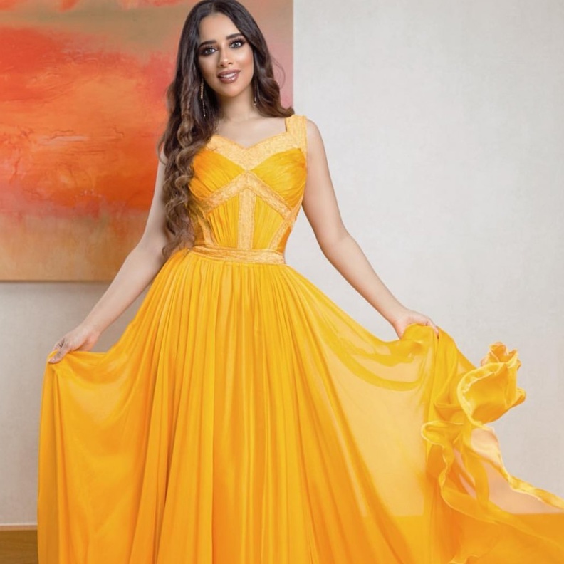 بلقيس بفستان اصفر مع تنورة منسدلة